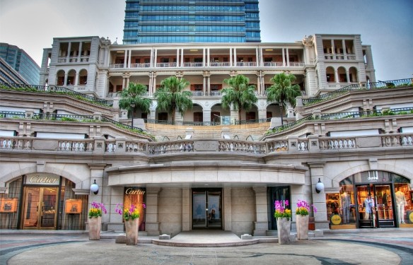 Le 1881 Heritage et ses boutiques de luxe, dont Cartier à gauche