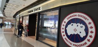 Un lundi matin ordinaire avec la queue devant le magasin Canada Goose