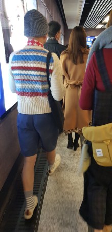 Le look hivernal par excellence : shorts, bonnet en laine, écharpe suisse et pull en laine