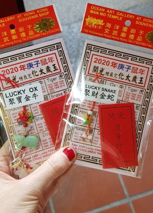 Ici : notez le sens du détail - même ma manucure est rouge!