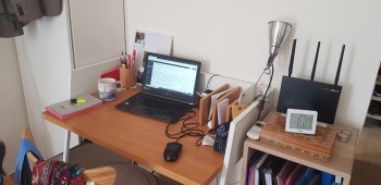 Je fais du télé-travail depuis un an et demi, à raison de deux jours par semaine. Voici donc mon espace dédié à cette activité!