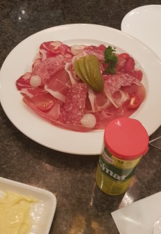 Des rebibes et de l'aromat!!! Et des cornichons!!!