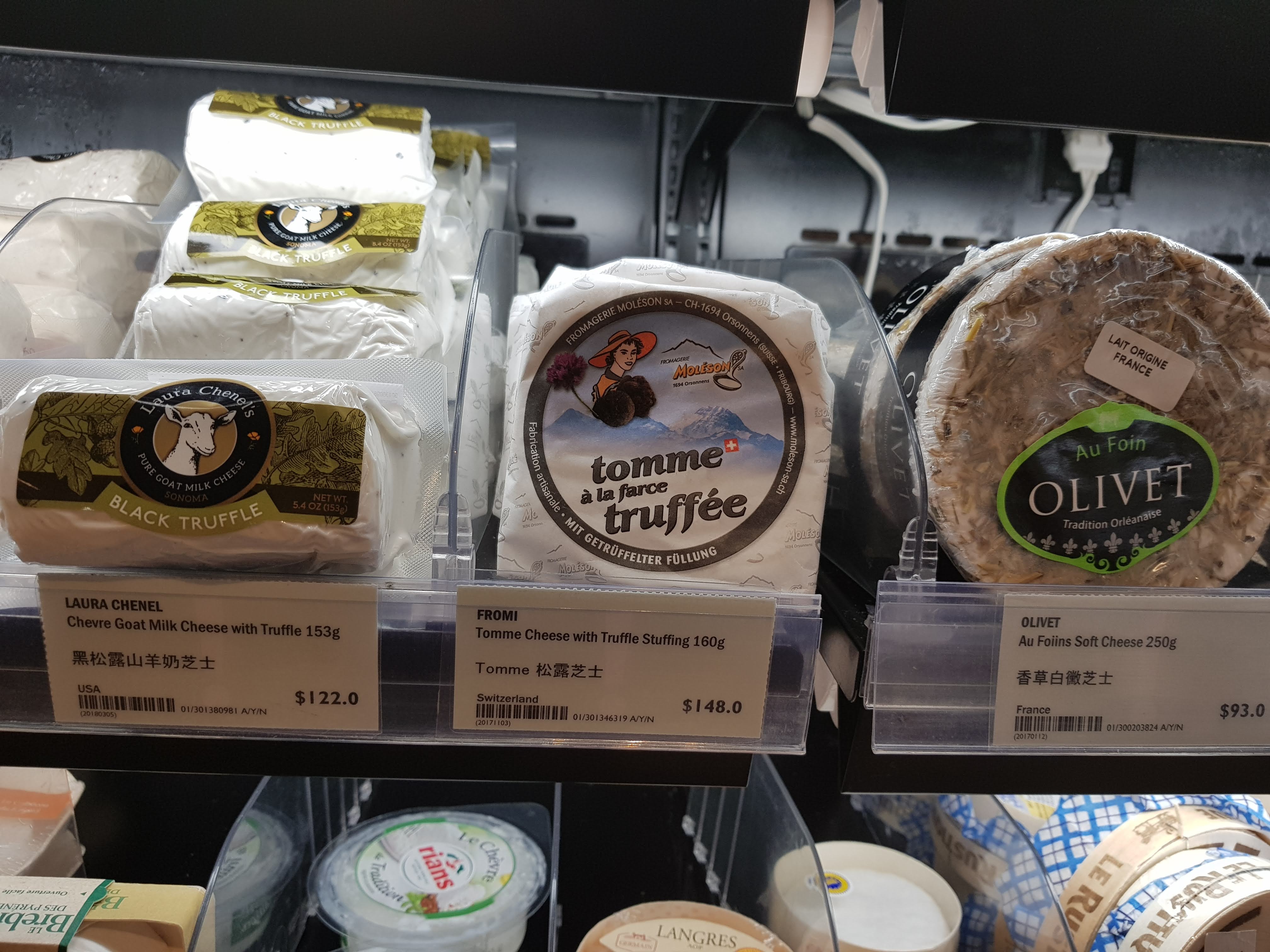 La tomme du Moléson à 20CHF au supermarché d'expat de la ville