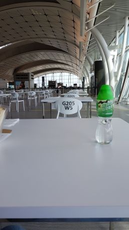 Ma petite table, pendant mon attente à l'aéroport