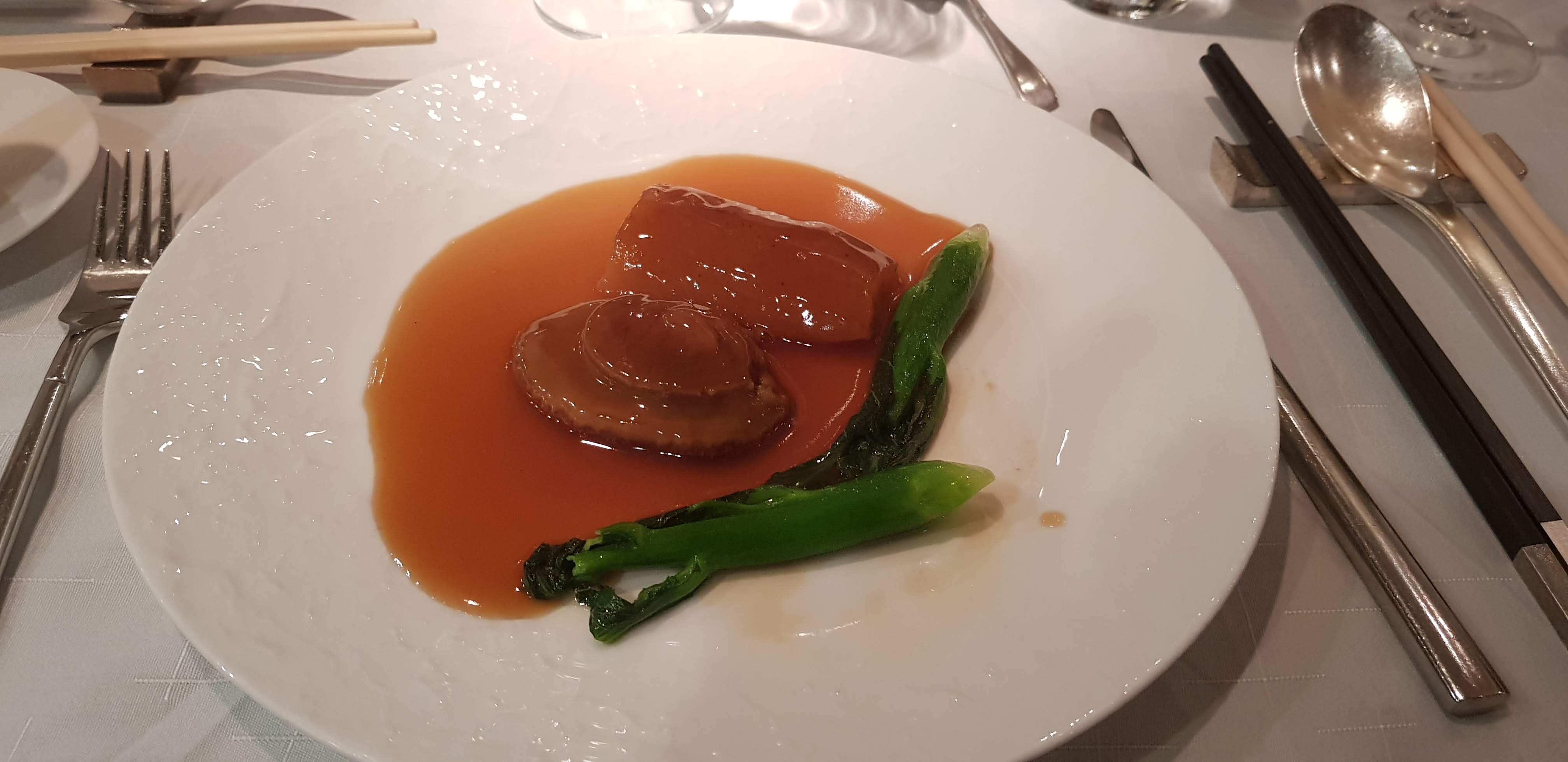 Devant, l'abalone et derrière, le concombre de mer