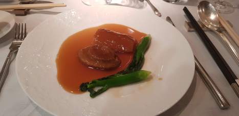 Devant, l'abalone et derrière, le concombre de mer